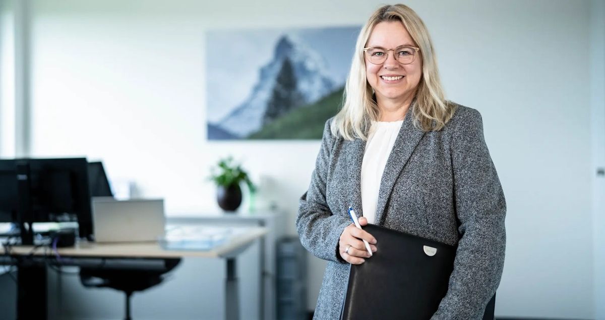 Claudia Schmuckli im Büro